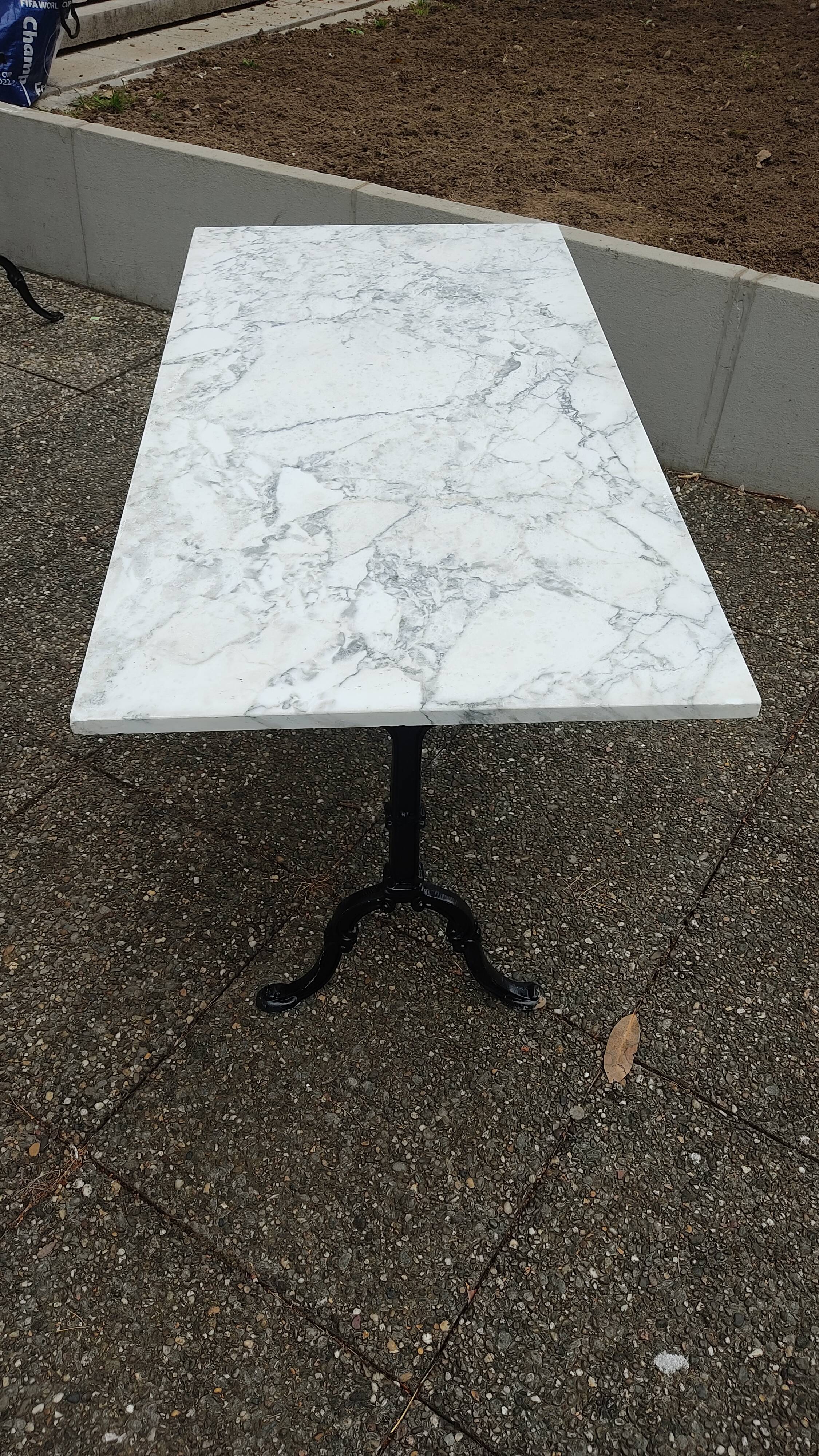 Table bistrot en marbre, piètement en fonte signé Godin, L 120 cm, made in France !