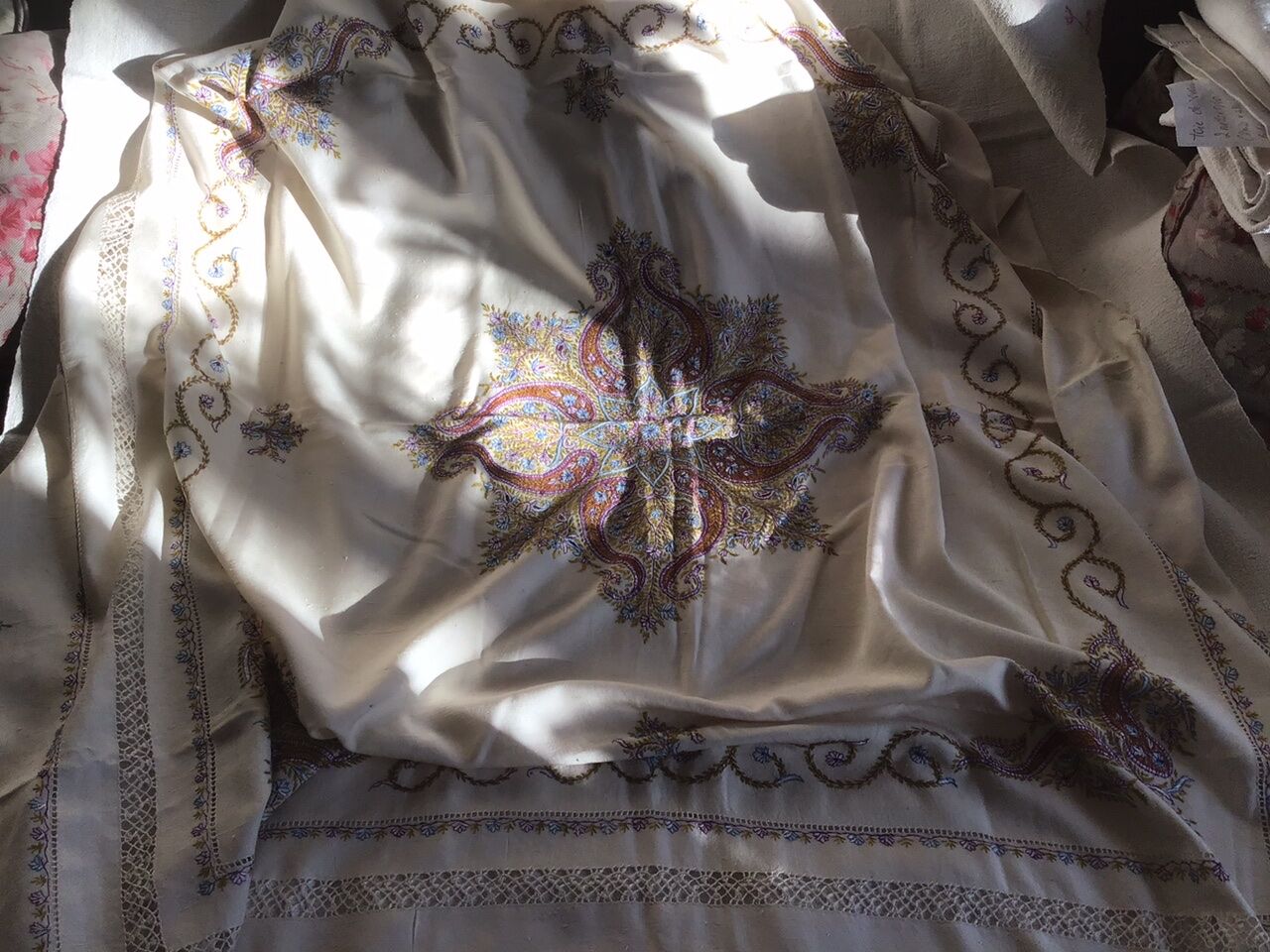 Grey silk nape and towels embroidered with coloured cashmere patterns