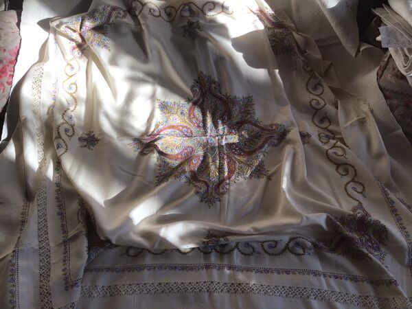 Nappe et serviettes en soie grège brodée de motifs cachemires  en couleur