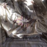 Nappe et serviettes en soie grège brodée de motifs cachemires  en couleur