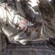 Nappe et serviettes en soie grège brodée de motifs cachemires  en couleur
