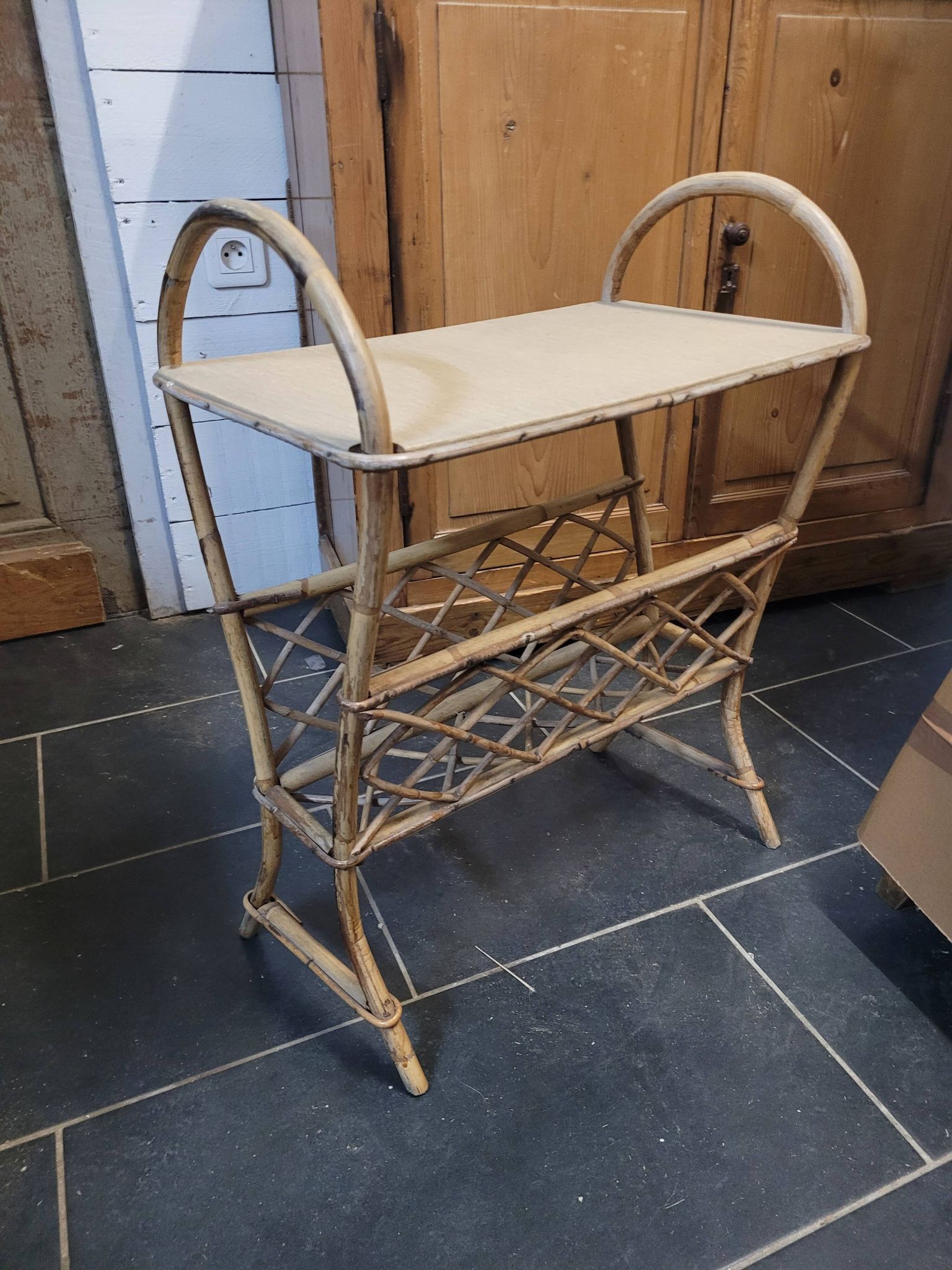Porte revue en rotin vintage