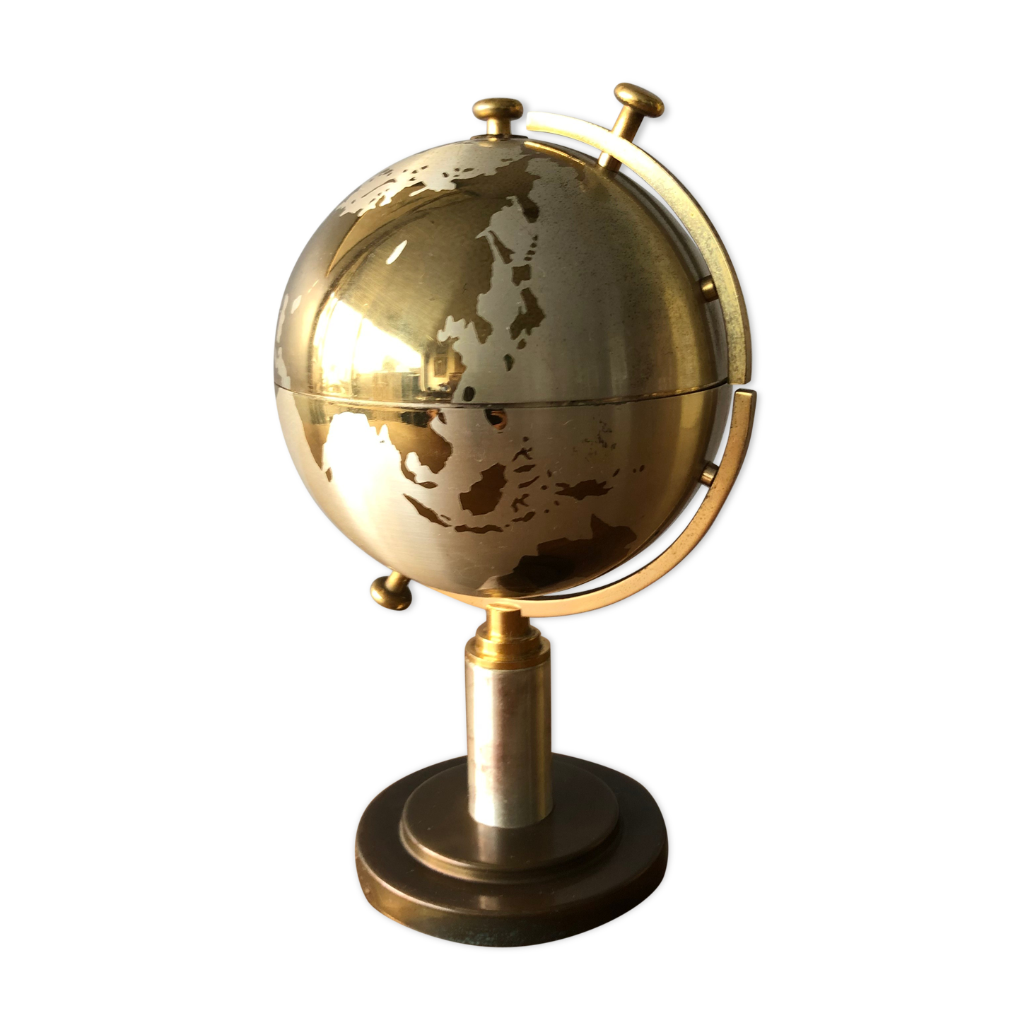 World mappe, globe cigarette distributor