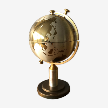 World mappe, globe cigarette distributor