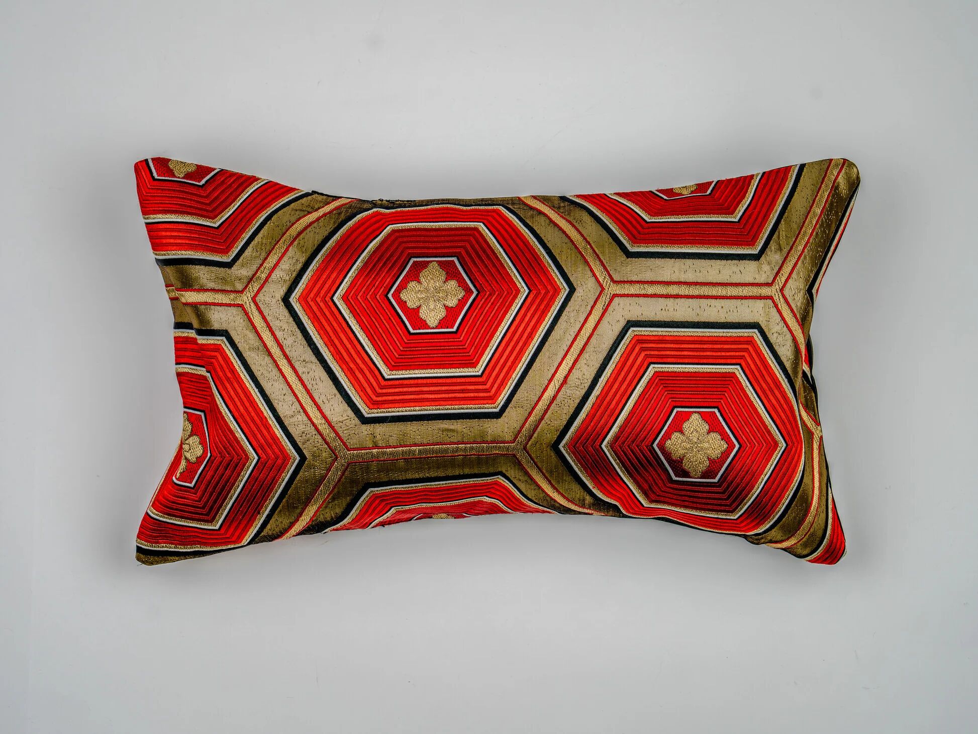 Coussin lombaire hexagonal vermillon Kikkō Vanguard — noir, rouge et or
