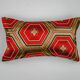 Coussin lombaire hexagonal vermillon Kikkō Vanguard — noir, rouge et or