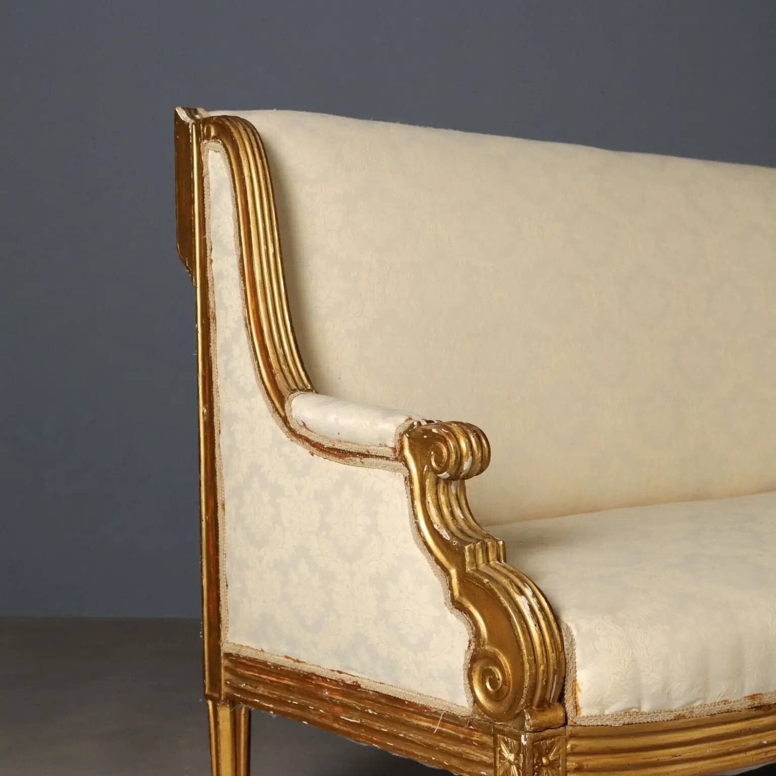 Antique neoclassical canapé in carved wood, Italy, 19th century.