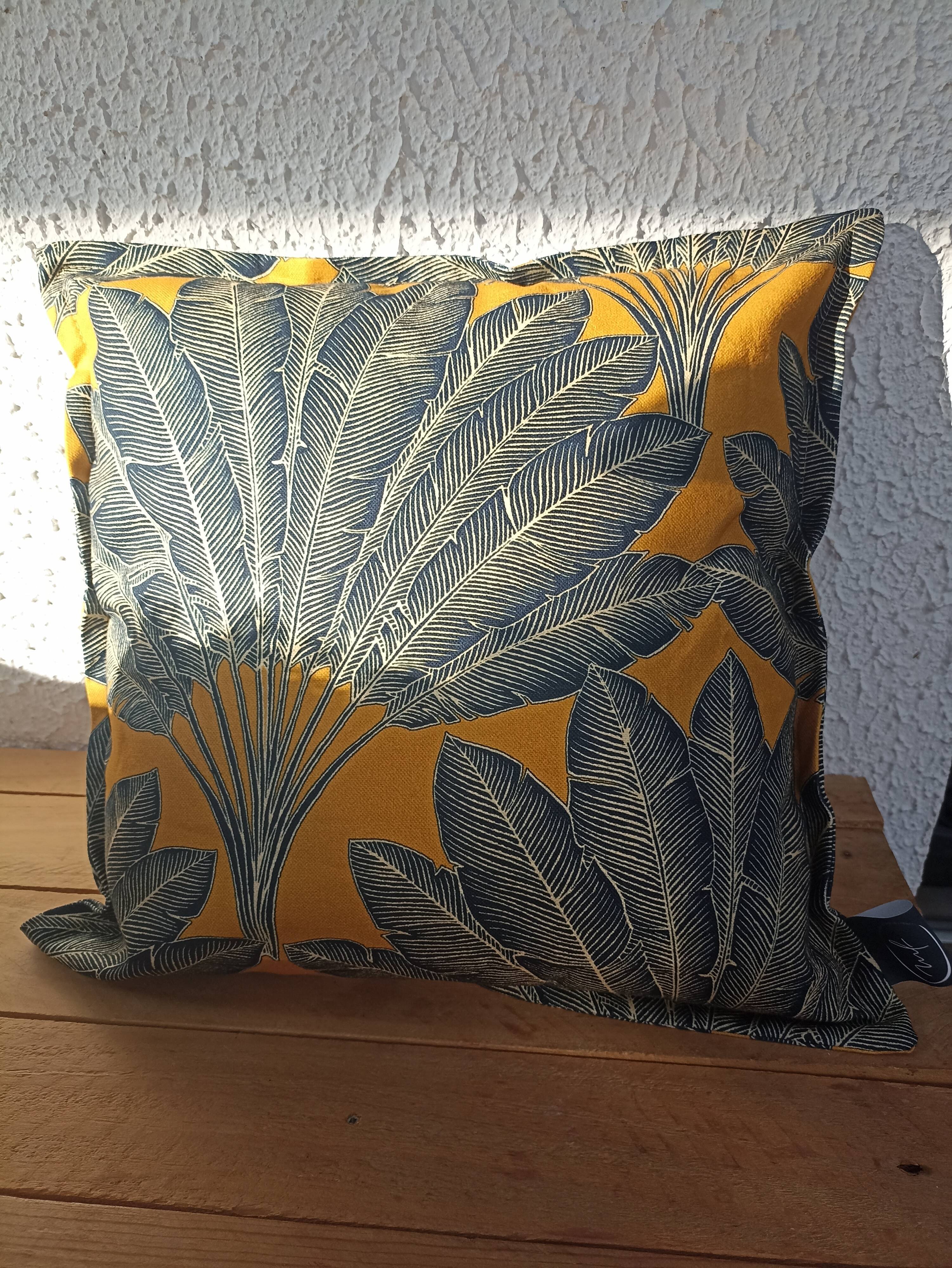 Fabric cushion "leaf of the traveler's tree" 40x40