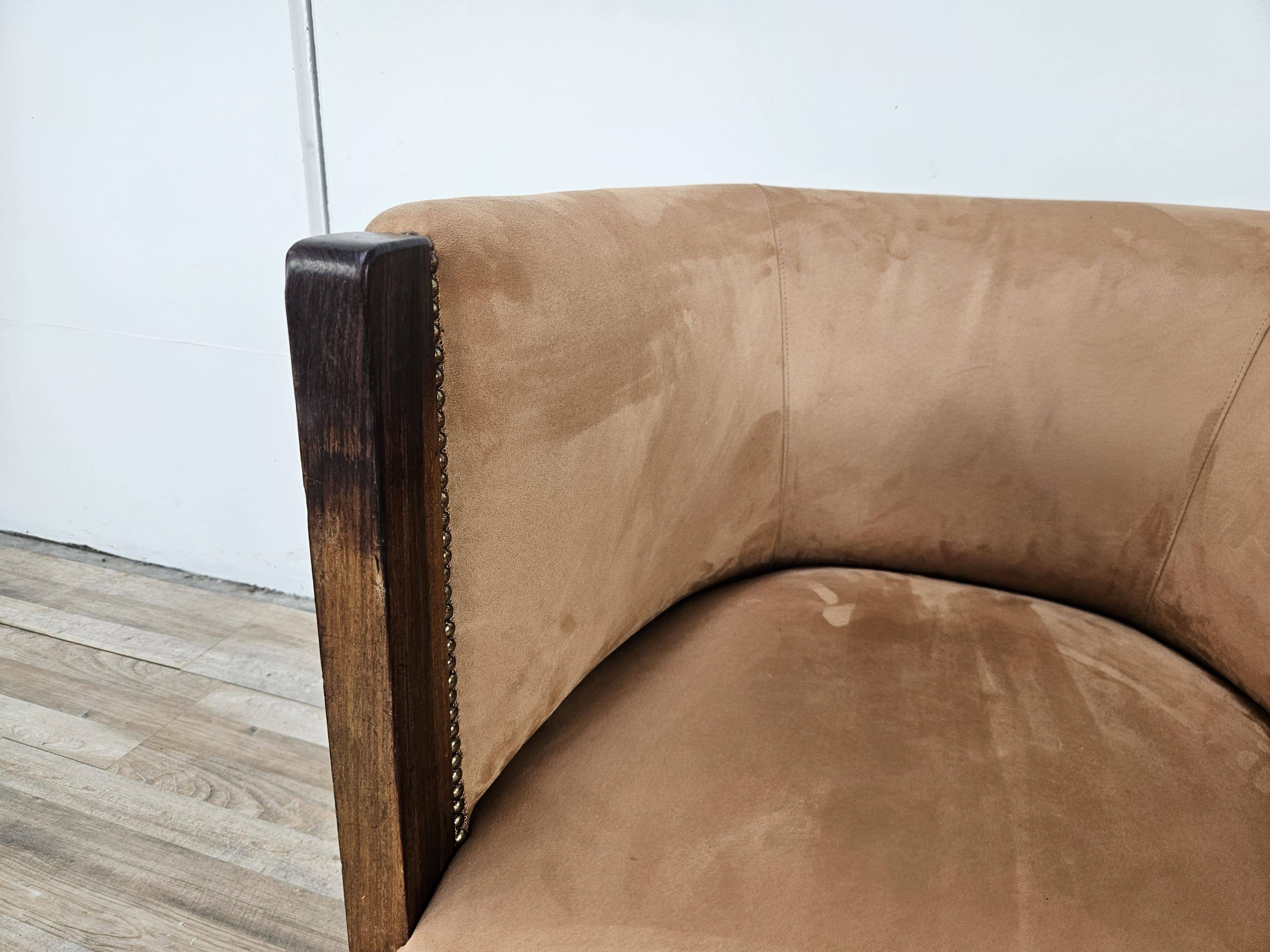 1940s Art Decò armchair in walnut and velvet