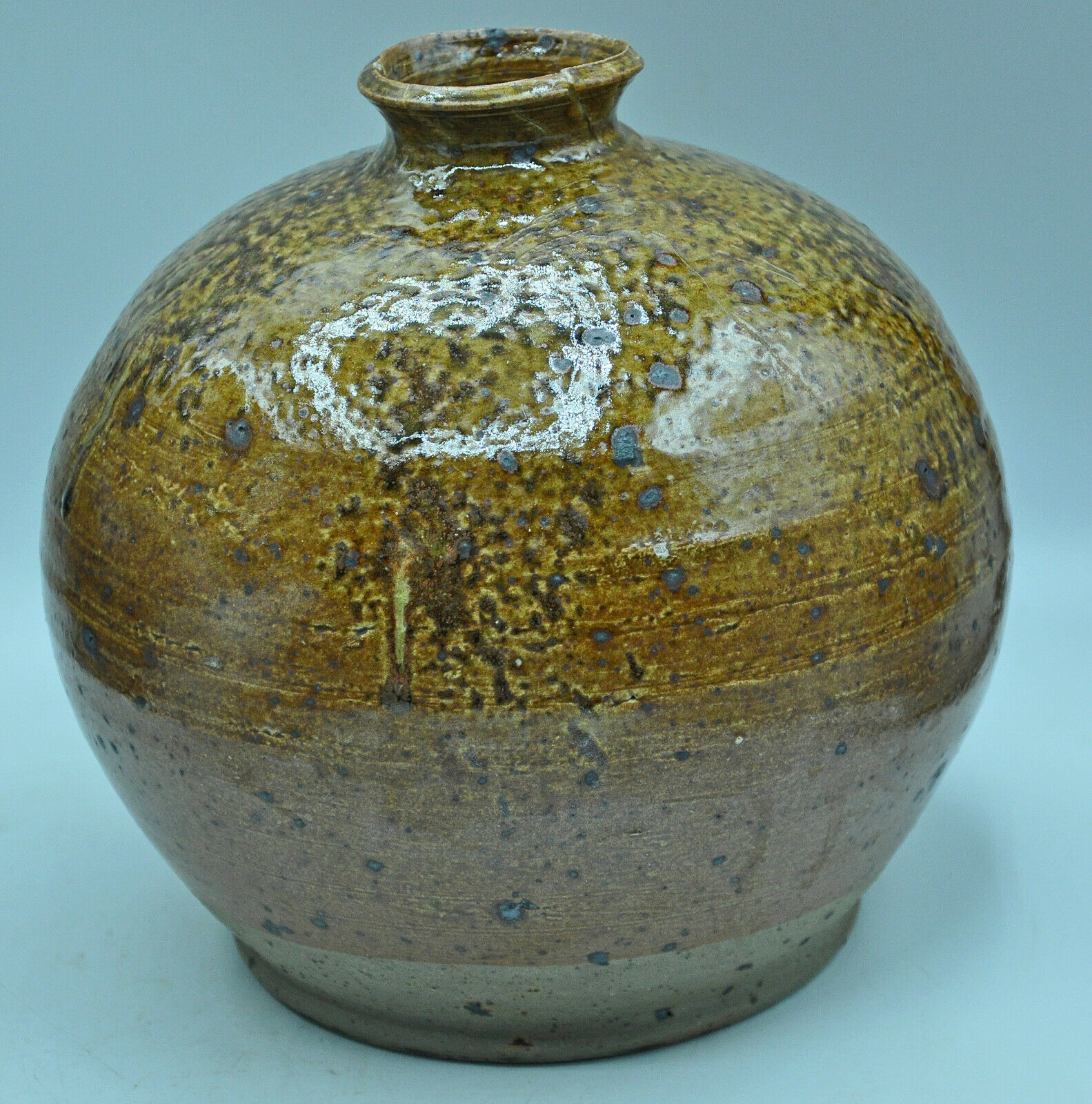 Vase ball onion in pyrity sandstone signed