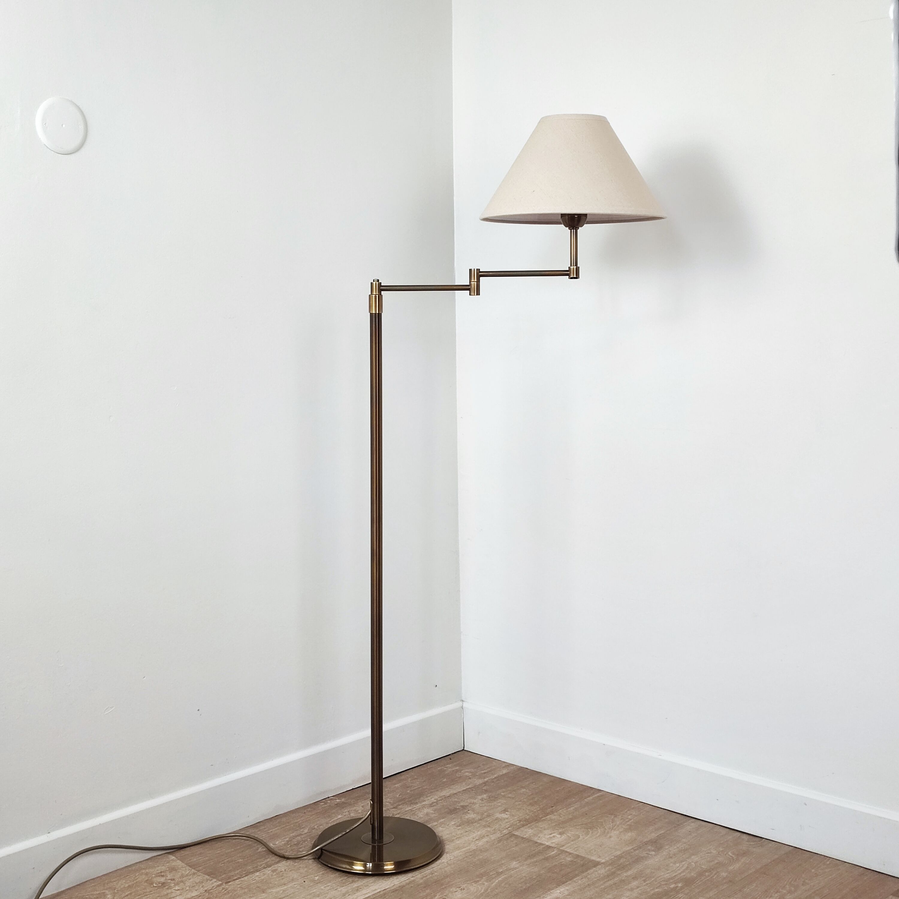 Floor lamp reading 80'