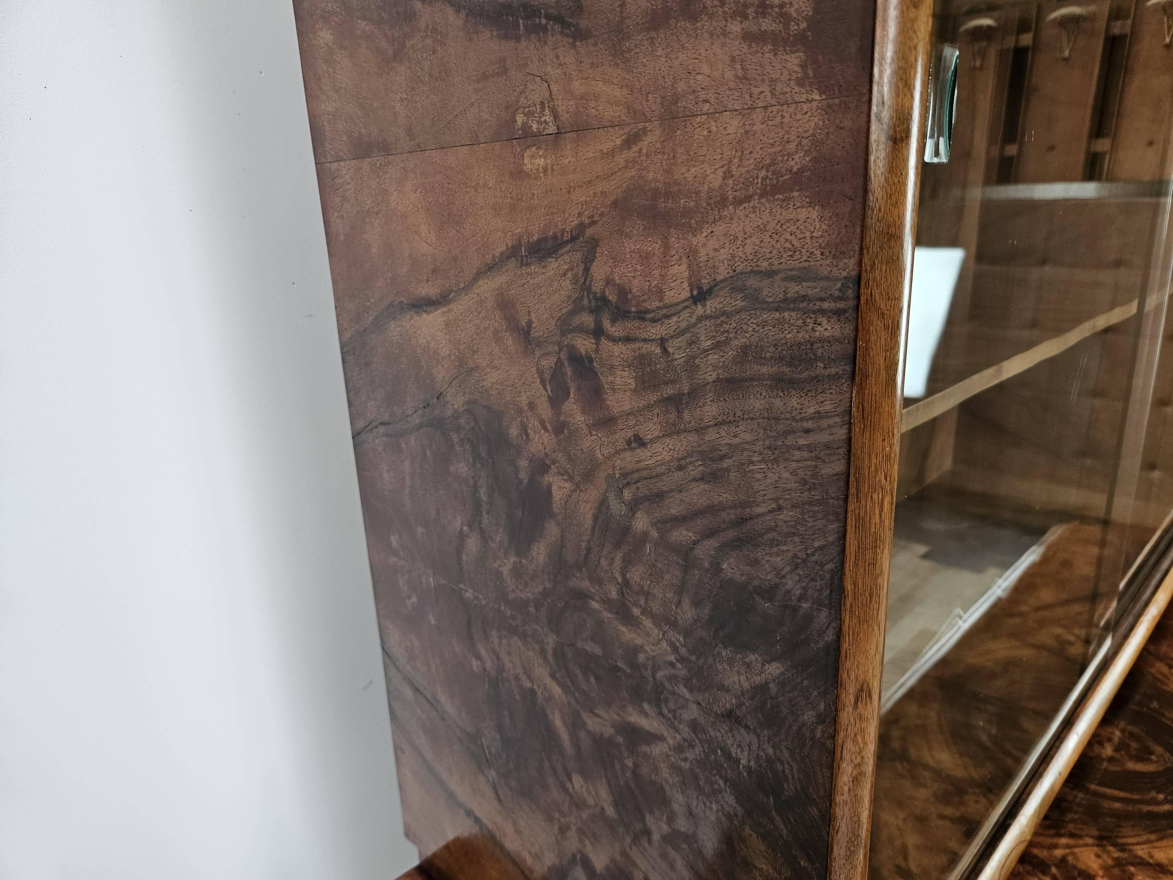 Art Decò display cabinet in walnut burl