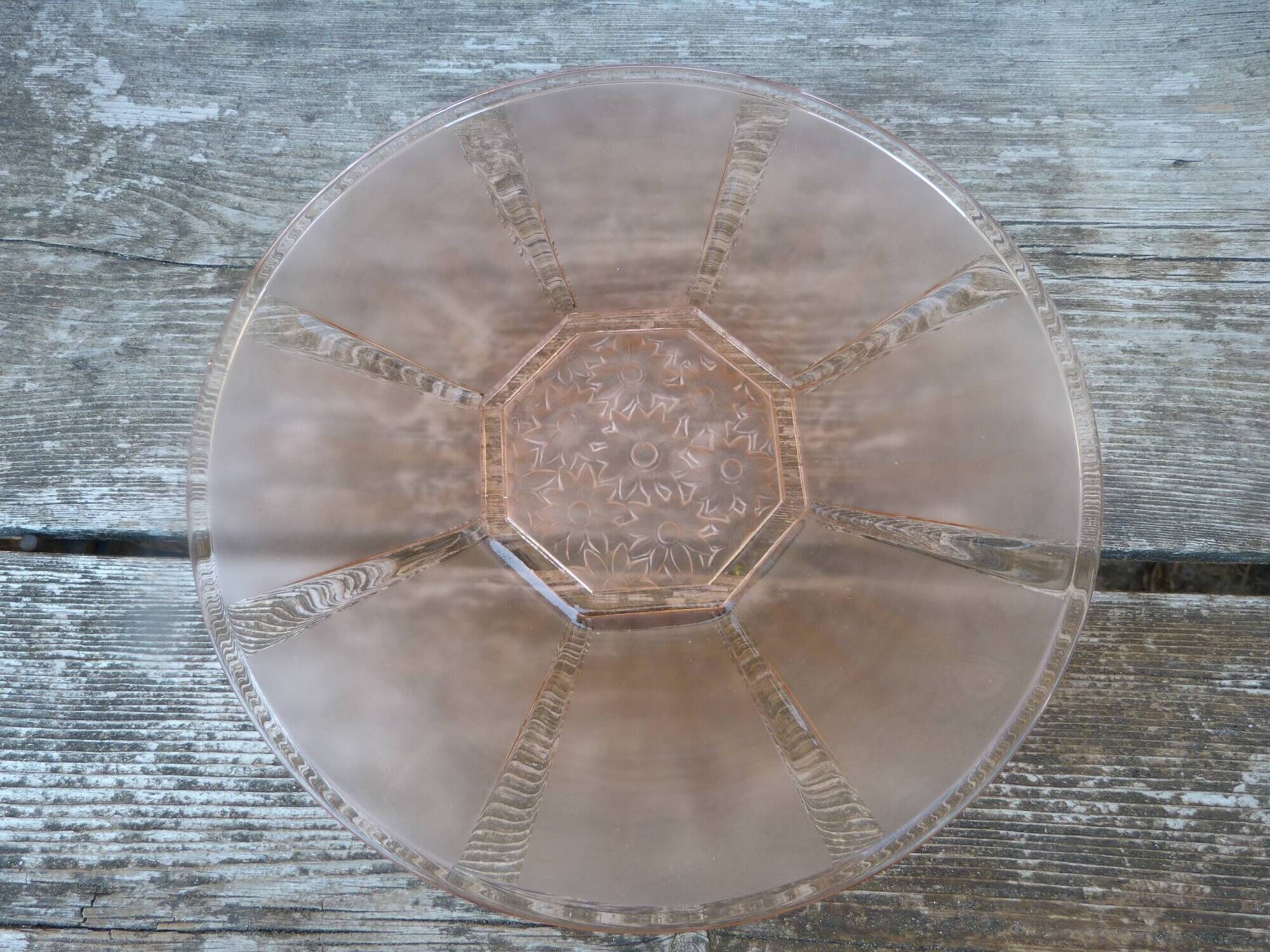 Art Deco plate in moulded pressed glass with a daisy pattern.