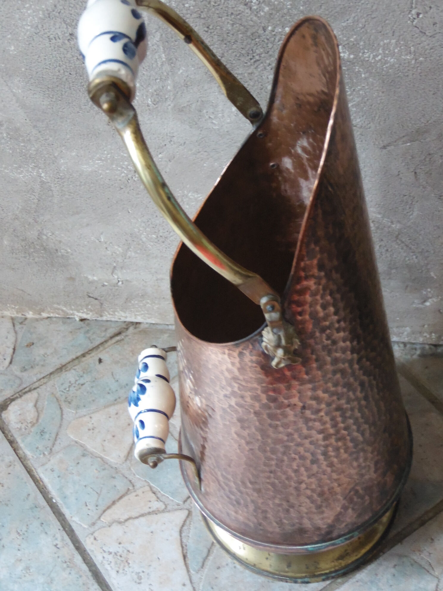 Porte parapluie en cuivre et laiton avec poignée en porcelaine