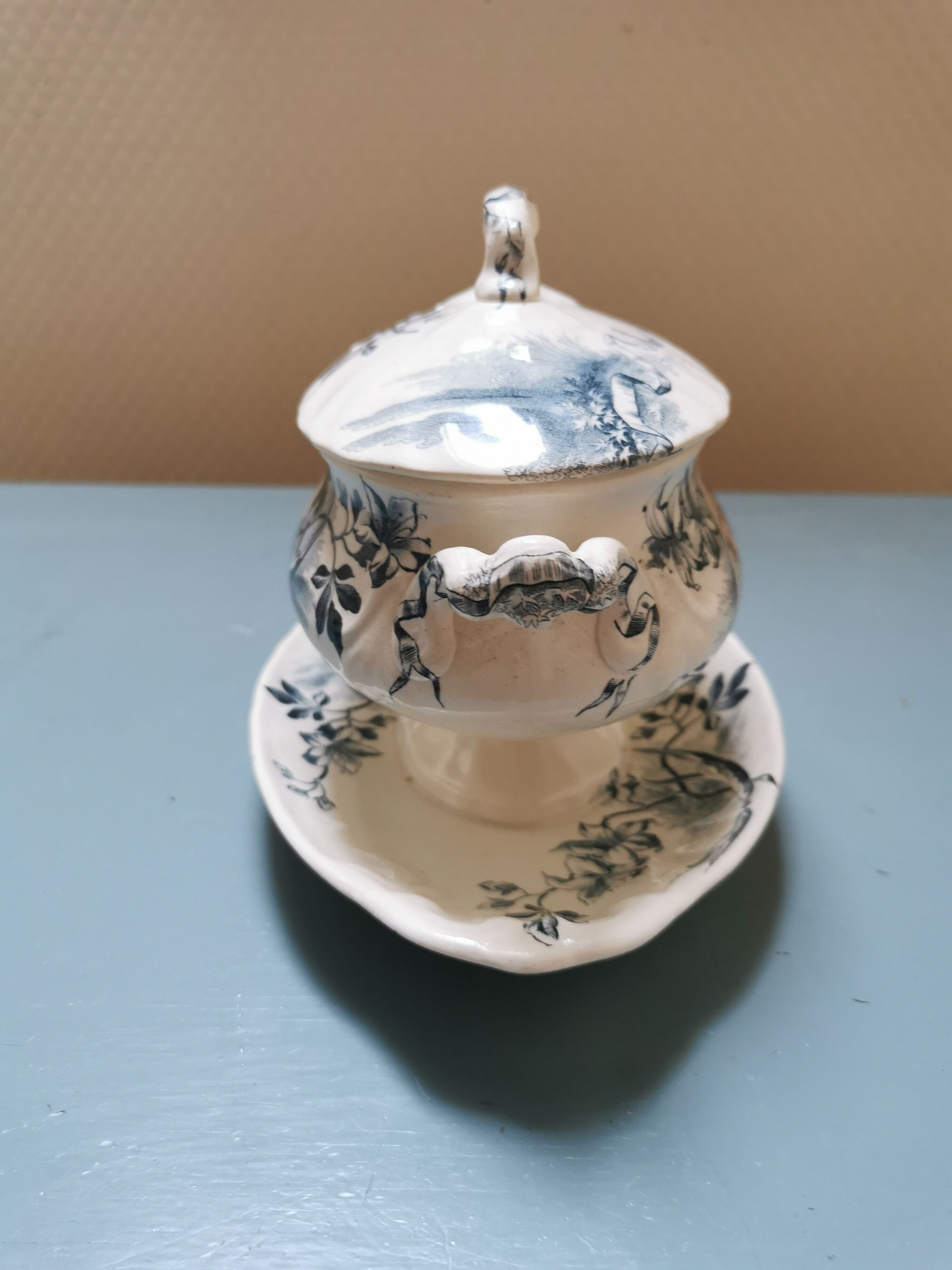 Earthenware saucer with its lid