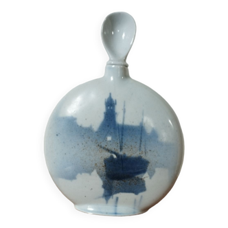 Vase soliflore en céramique emaillée, bateau, signé Lainé