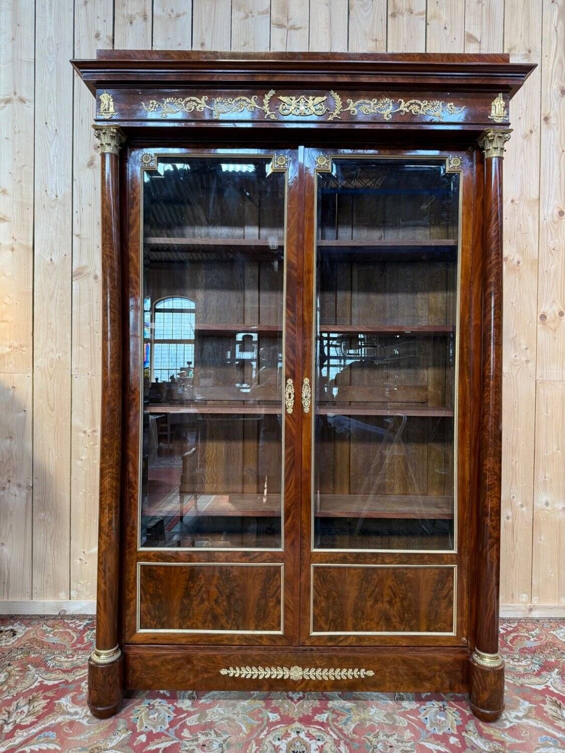 Bibliothèque-vitrine deux portes – Époque Empire – Placage acajou, bronzes