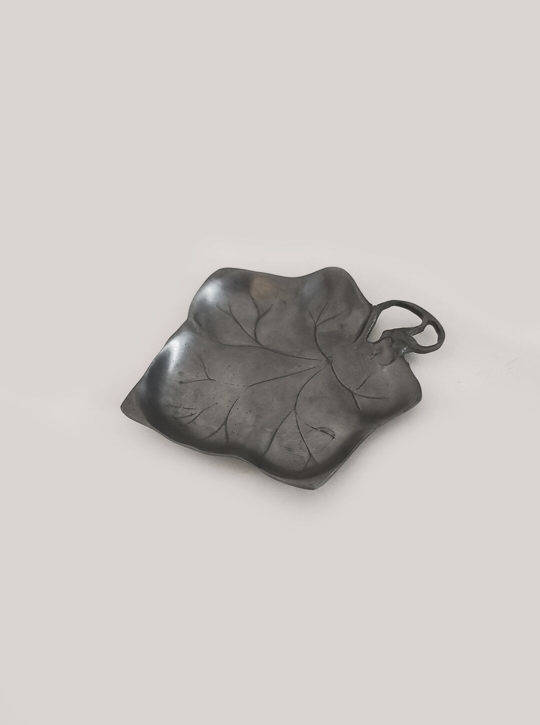 Leaf pocket tray