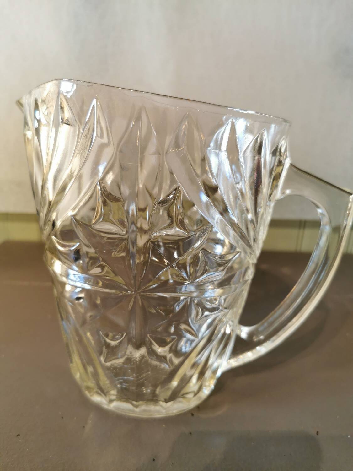 Pichet vintage en verre moulé
