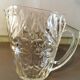 Pichet vintage en verre moulé