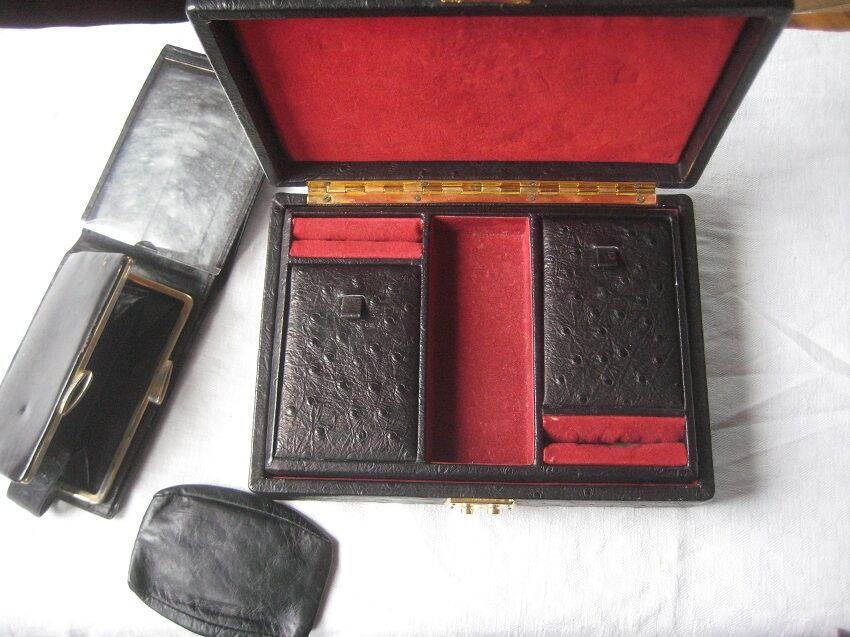 Box a bijoux ancien leather on wood satin interior and red velvet, with compartment