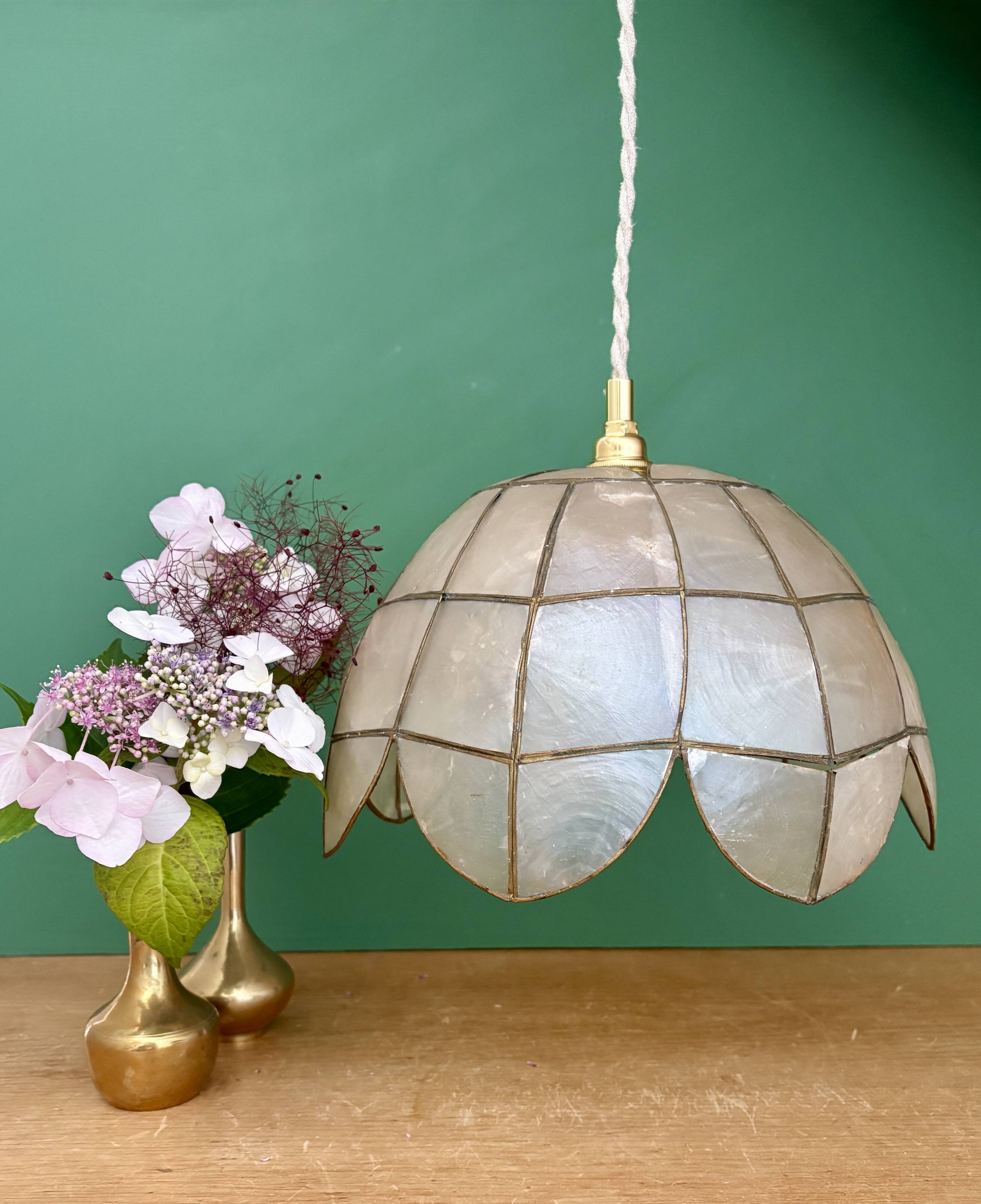 Vintage pendant light in mother-of-pearl and brass.