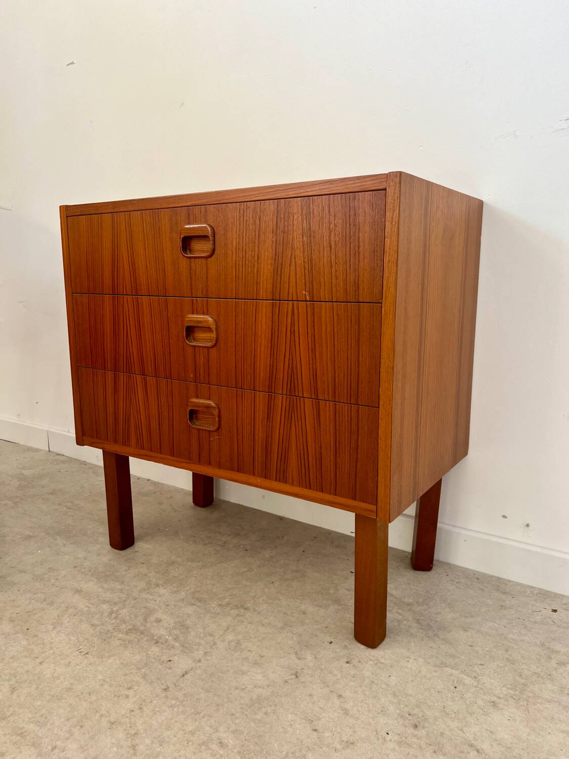 Small chest of drawers or bedside table in teak, Scandinavian design from the 70s vintage