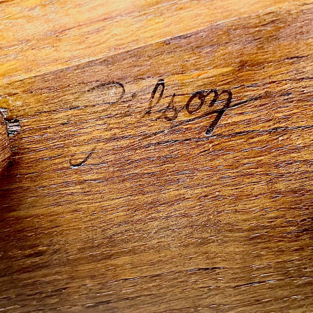 Tabouret tripode brutaliste en bois massif signé Gilson –  années 50