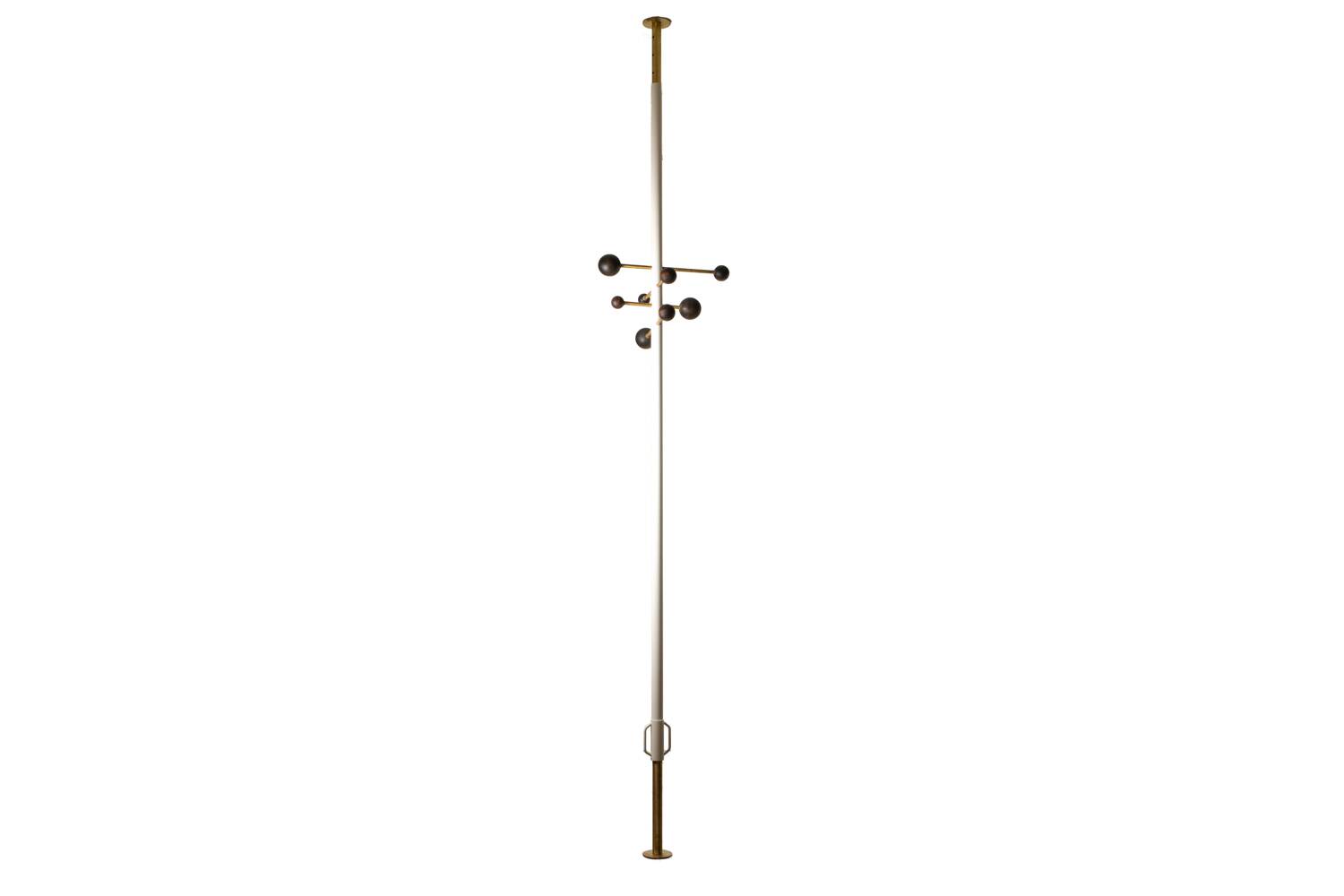 Portemanteau du sol au plafond en métal laqué et laiton. Contemporain.