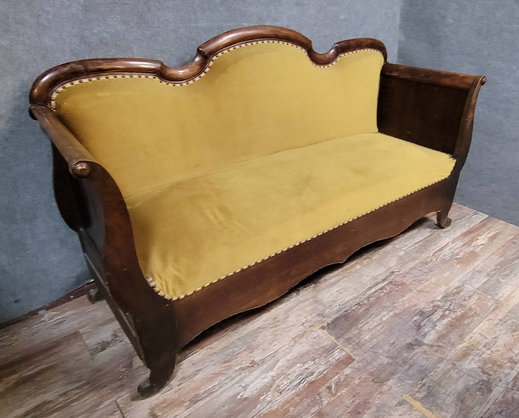 Canapé ancien en noyer massif d'époque Louis Philippe