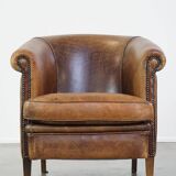 Fauteuil club en cuir de mouton de caractère avec une apparence luxueuse et rustique