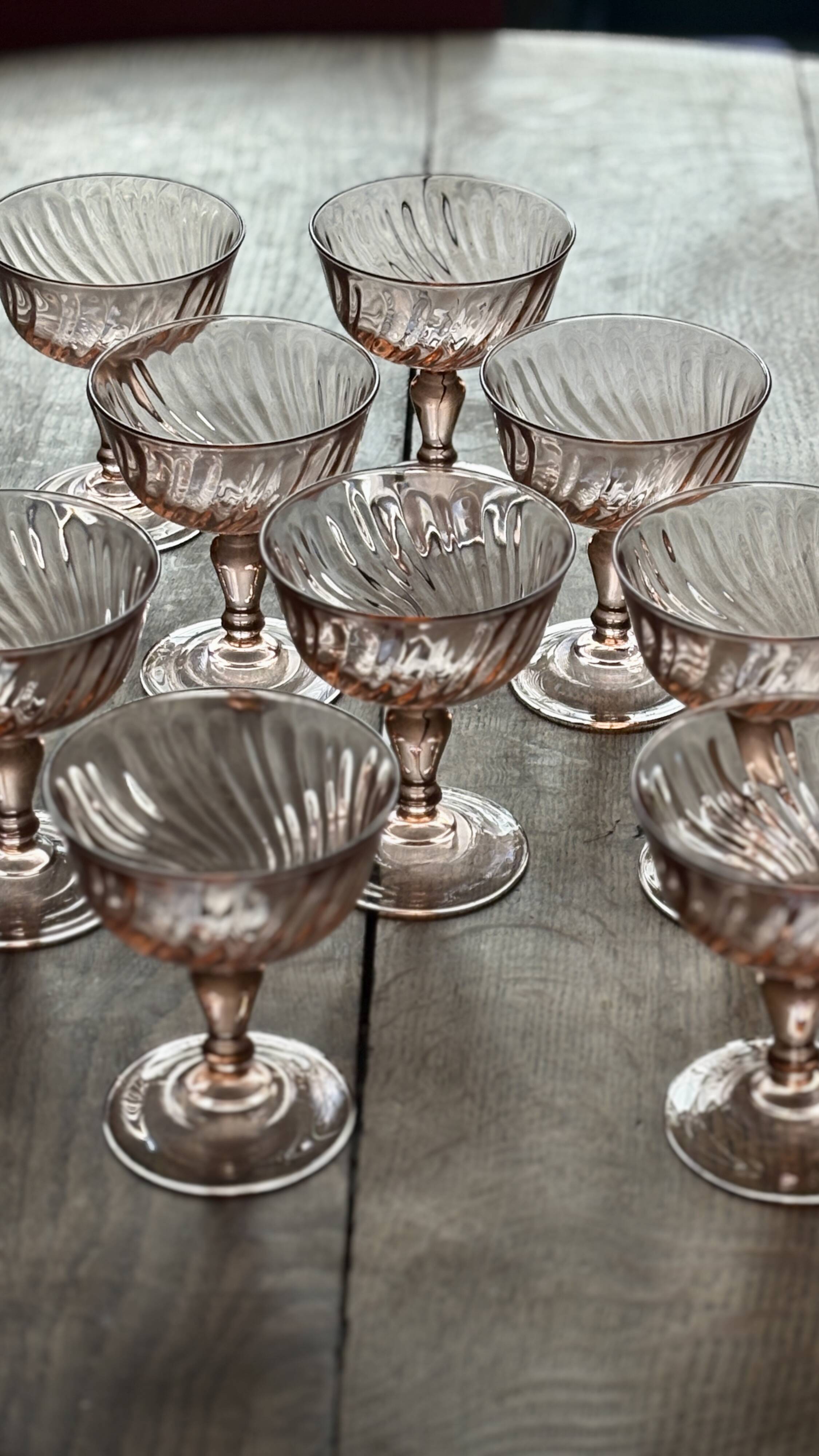Lot de 9 coupes  à champagne vintage en rosaline