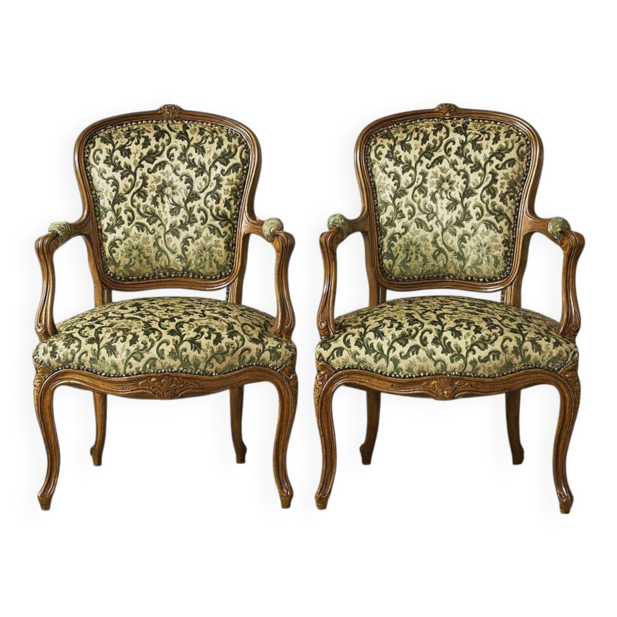 Paire de fauteuils style Louis XV, en bois massif finement sculpté