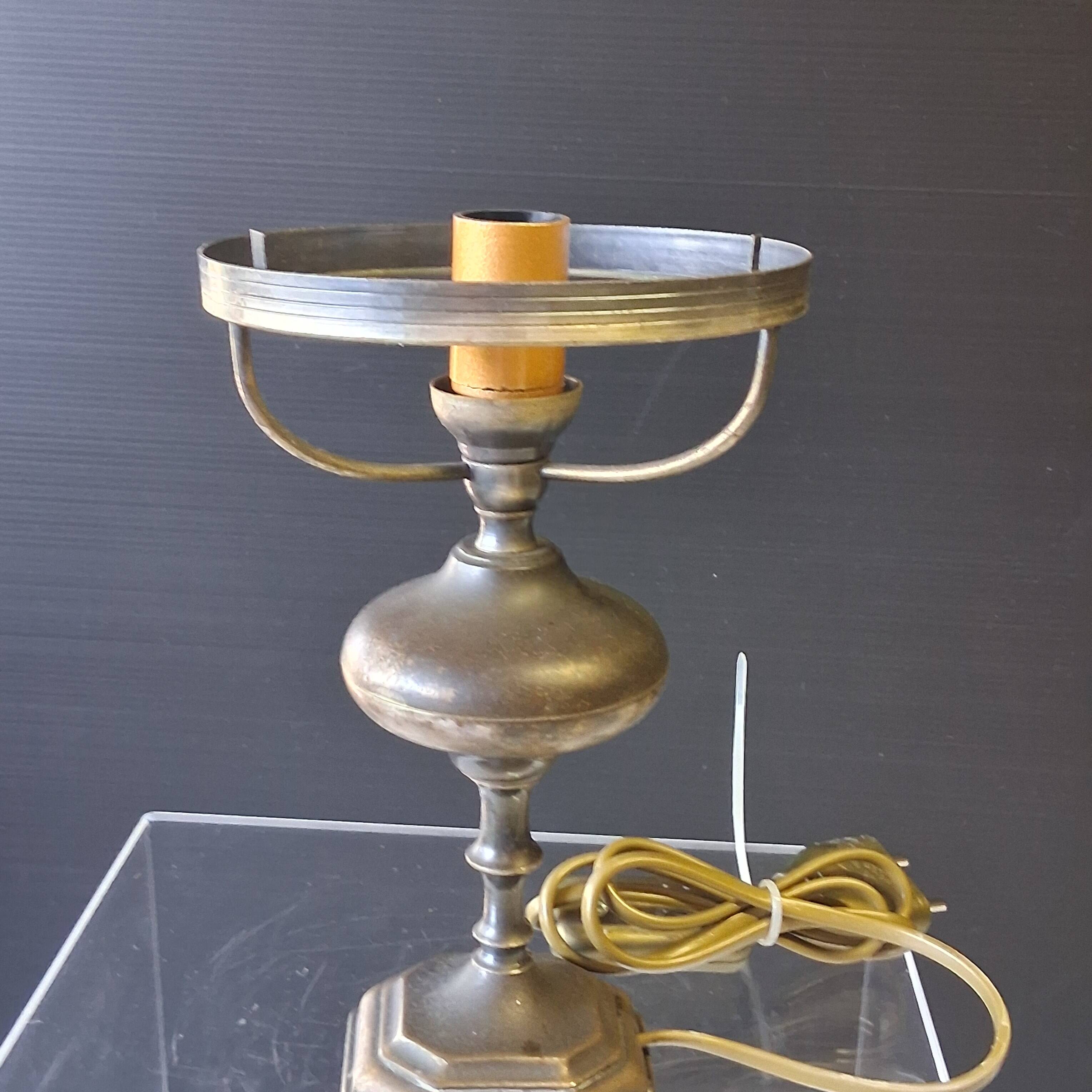 Very pretty lamp in tin with an opaline glass globe in very good condition.
