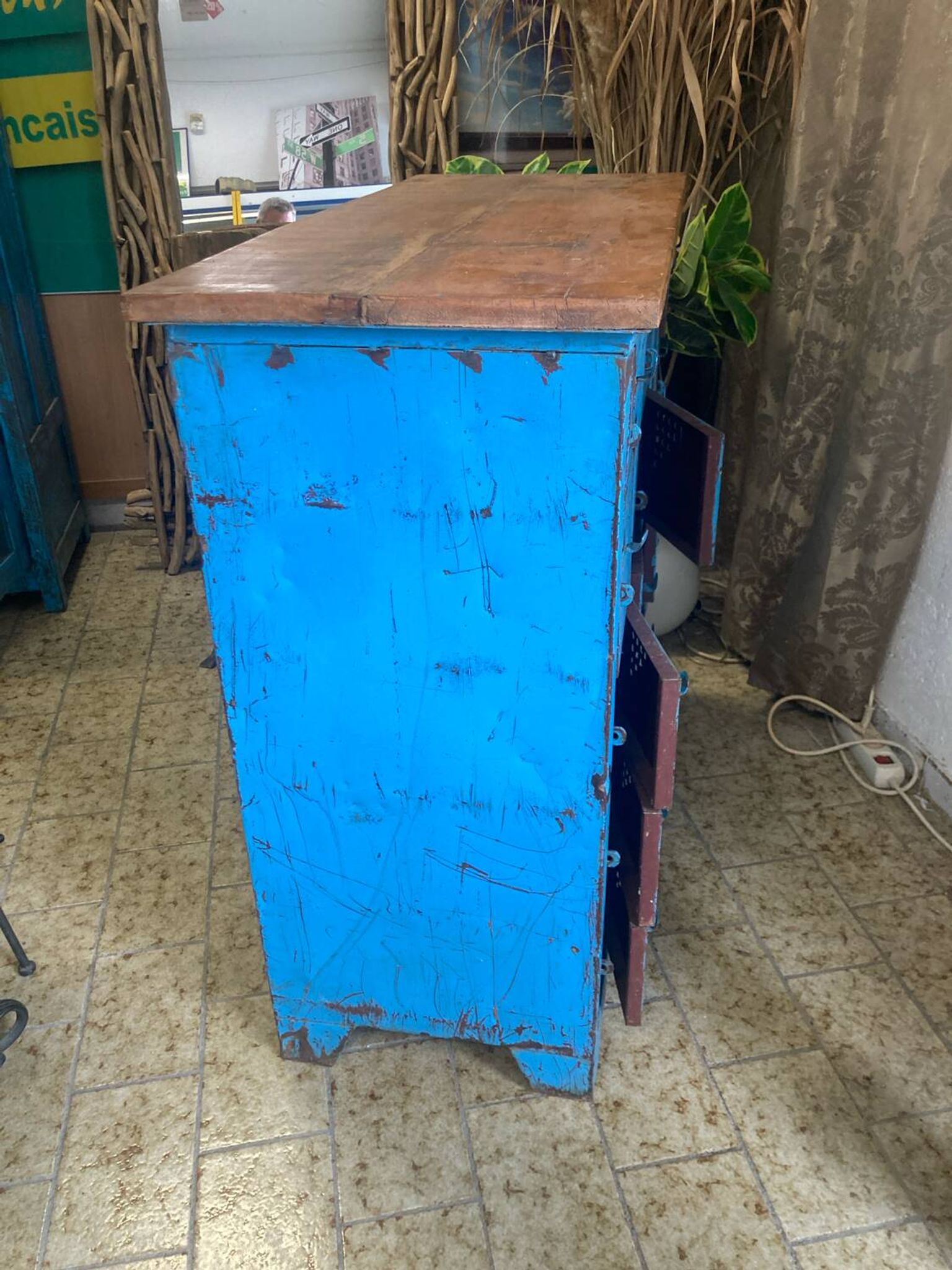 Workshop furniture with 20 blue lockers
