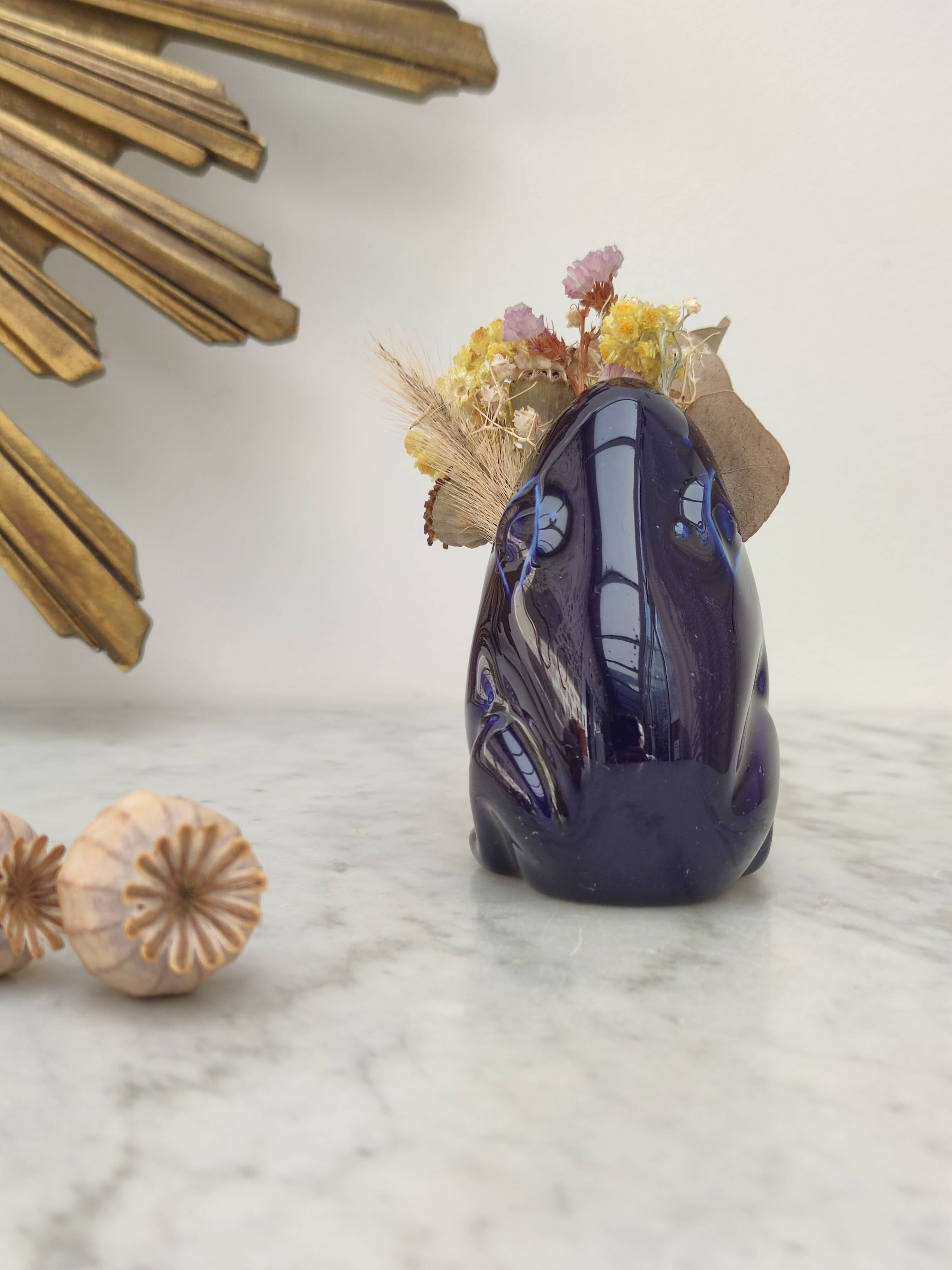 Frog carries bouquet