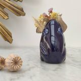 Frog carries bouquet