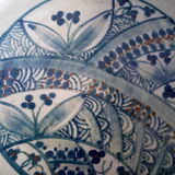 Plat artisanal de l'Ain à motif végétal