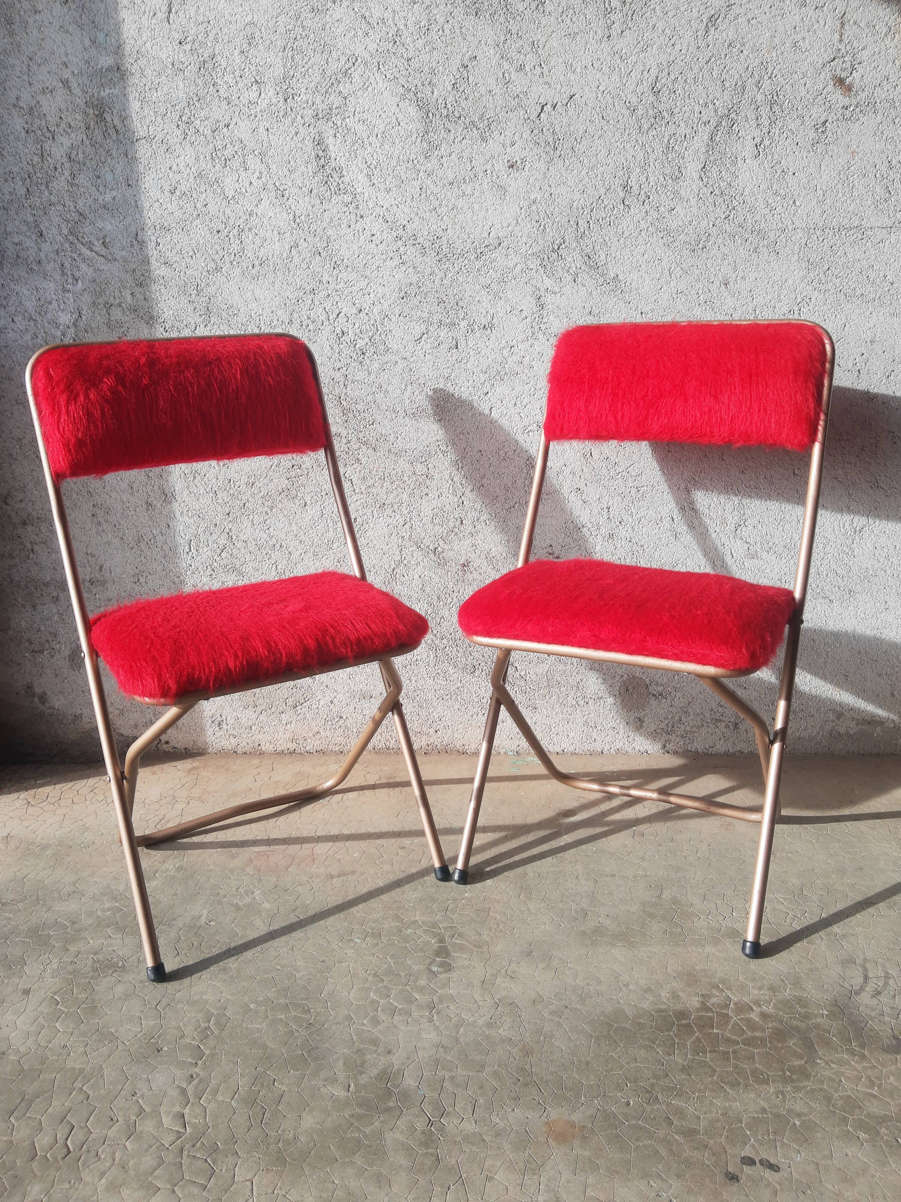 Pair of folding chairs in vintage red moumoute