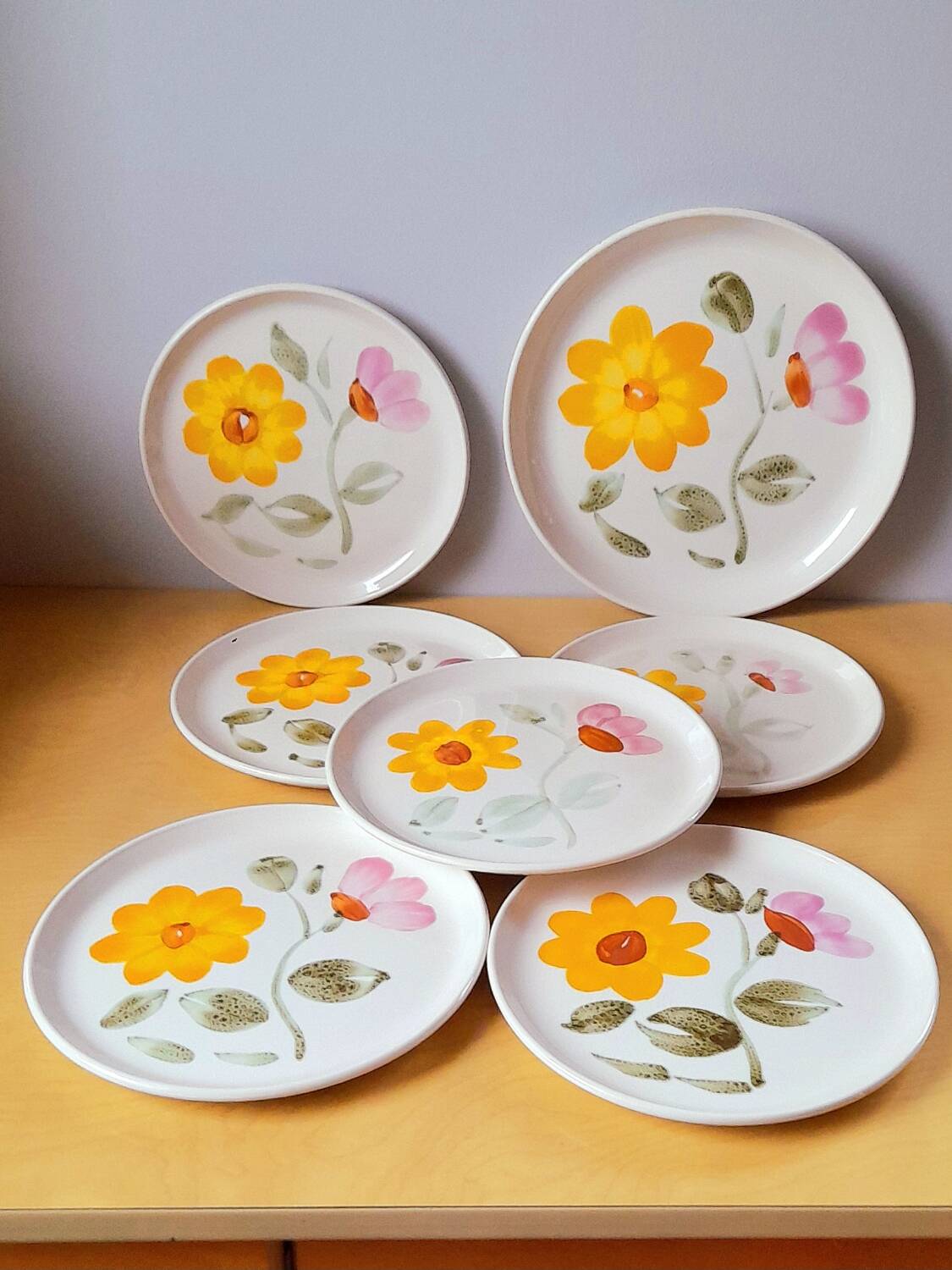 Assiettes à dessert fleuries ,Sarreguemines 1960.