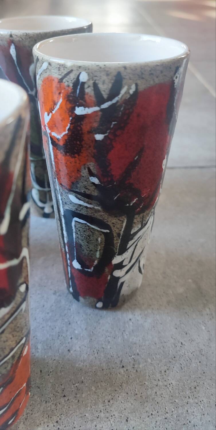X5 enamelled ceramic mugs with abstract 60s decor