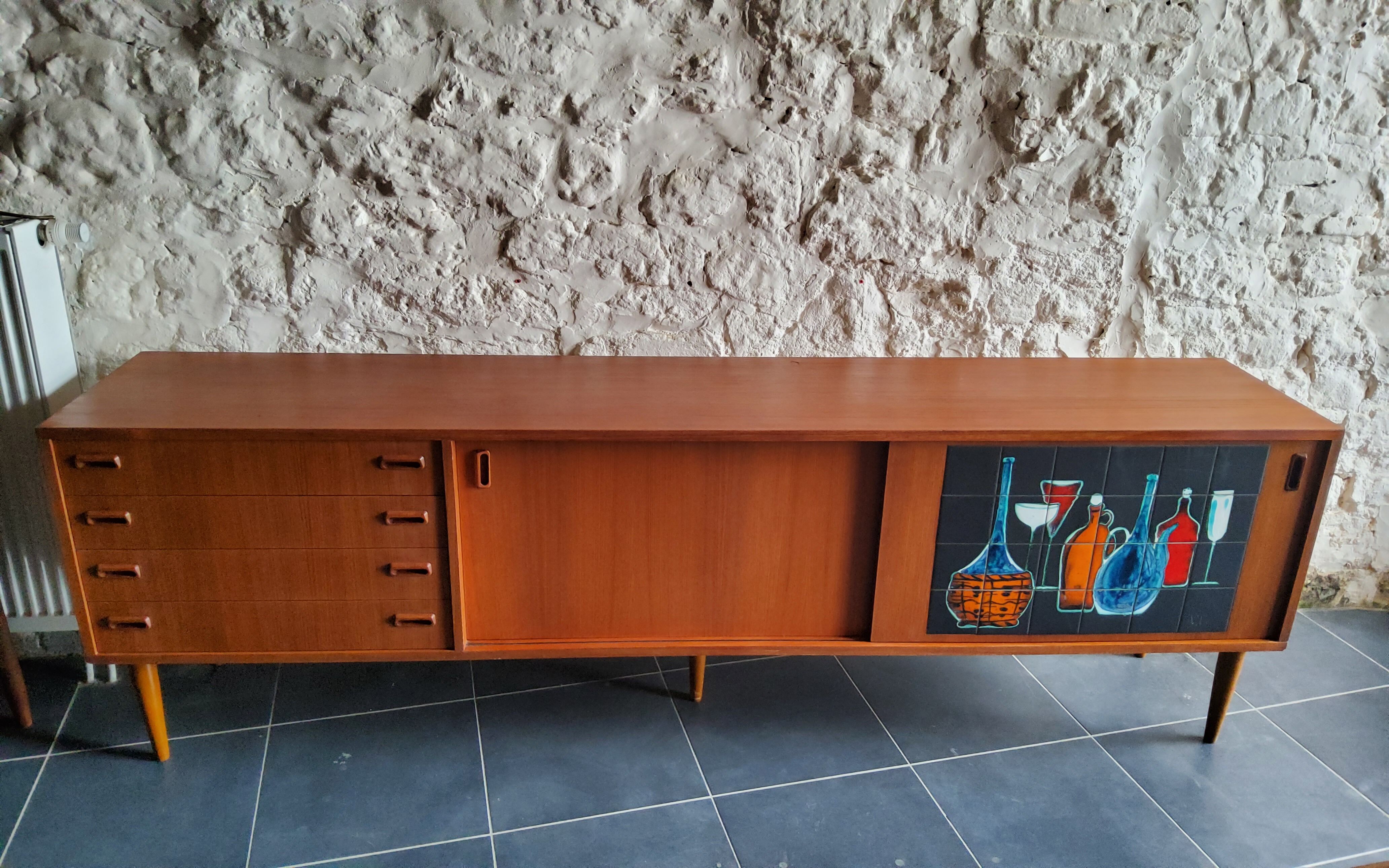 Vintage row with sliding doors and ceramic decoration