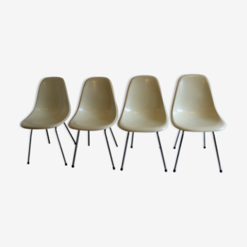 4 chaises coque Eames crème Herman Miller