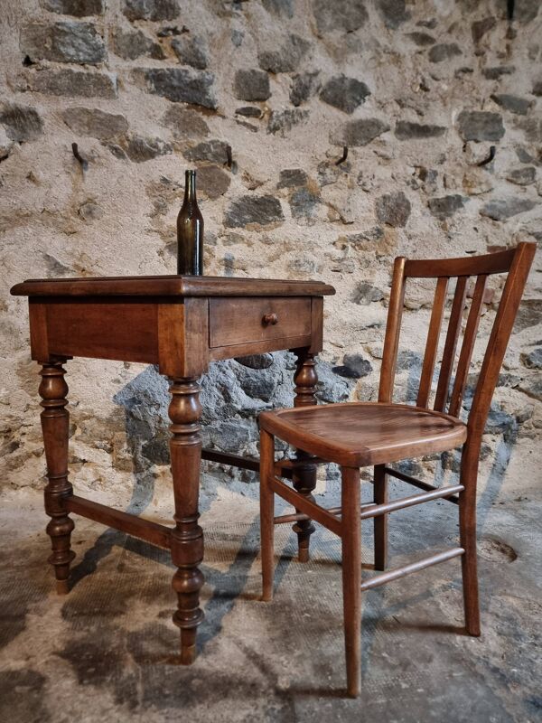 Table d'appoint française ancienne en noyer – XIXe siècle, style Louis Philippe, table en noyer massif avec tiroir (1870–1900)