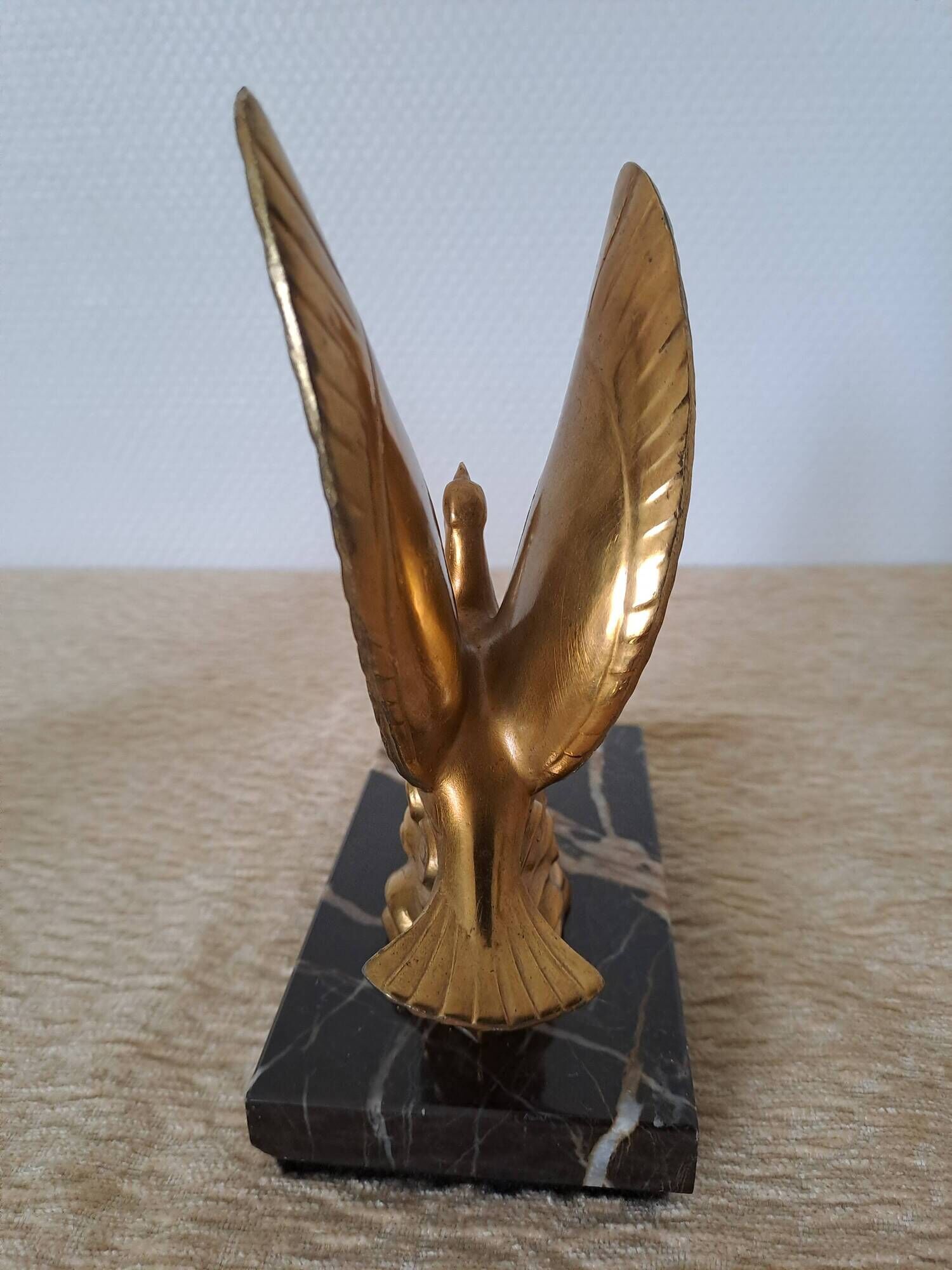 Pair of golden bird bookends on veined marble – Mid-Century vintage