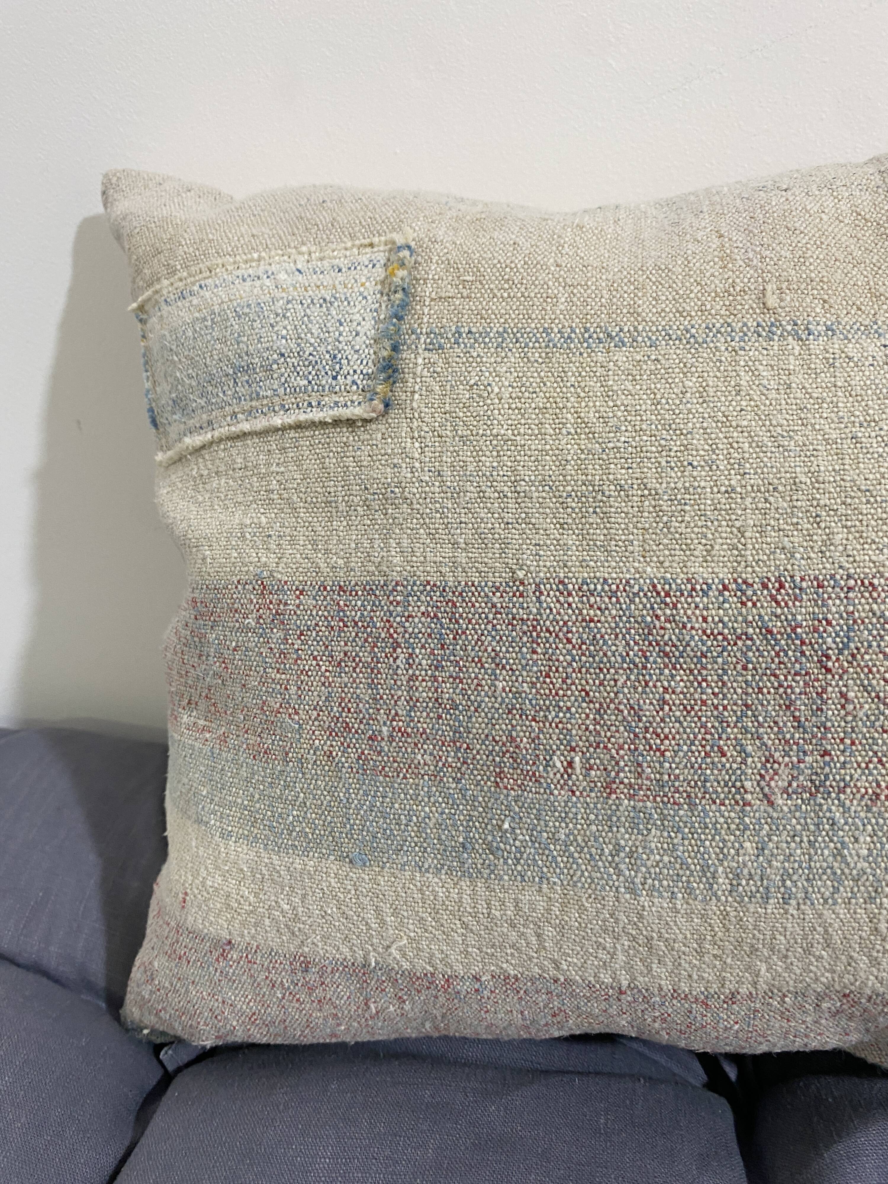 Coussin en toile ancienne style Kilim