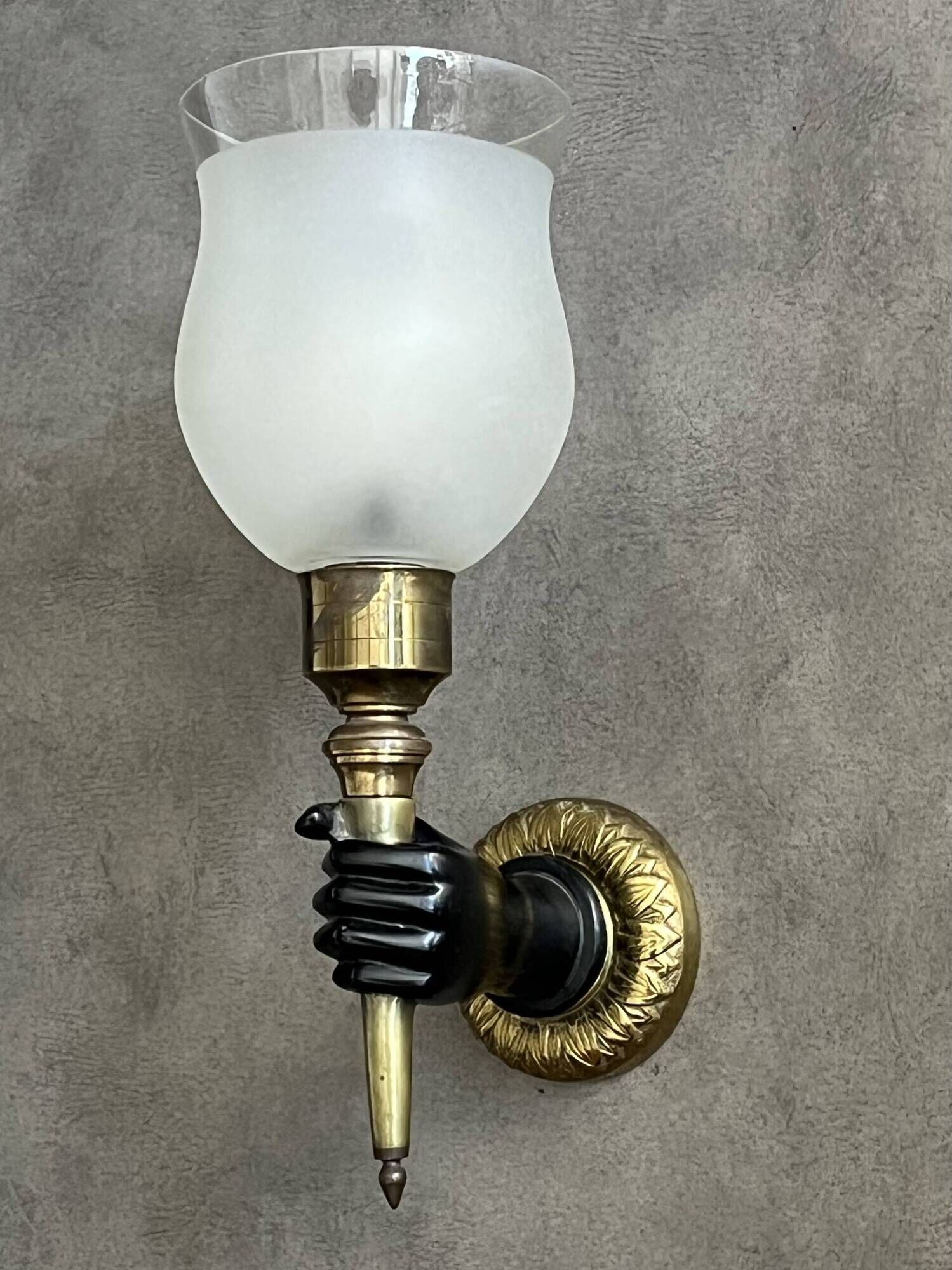 Applique années 40 en bronze doré et patiné noir Très bon état.
