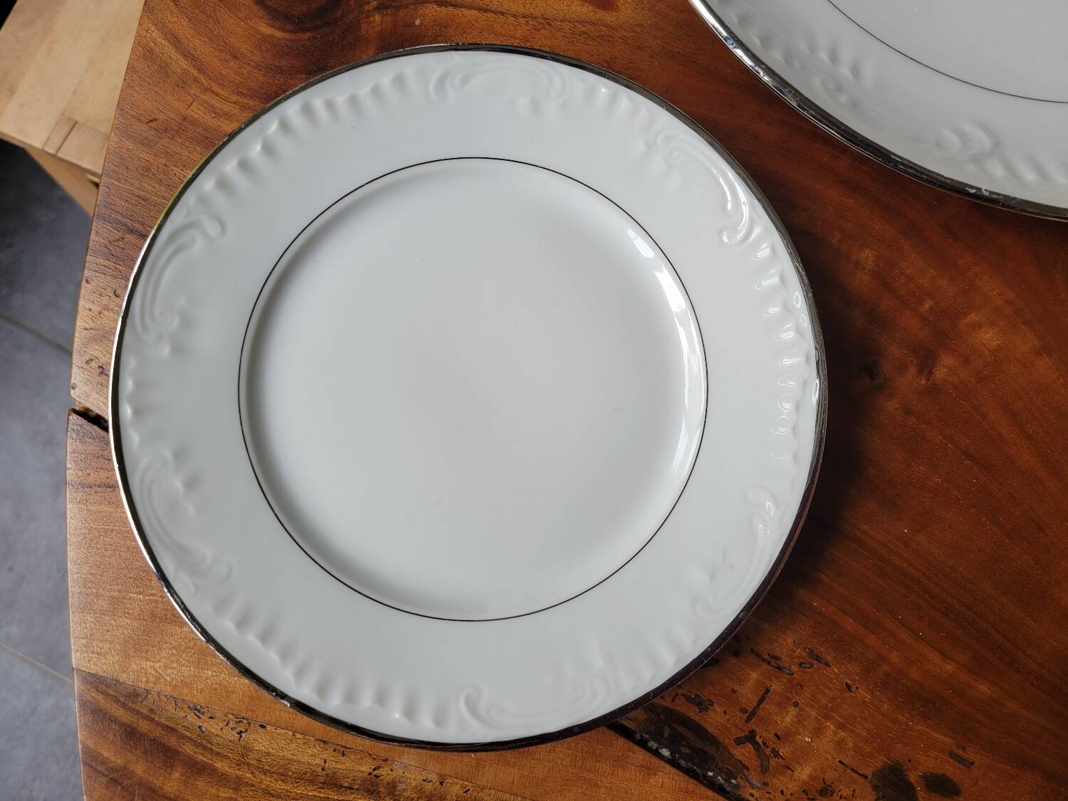 Silver-edged dessert service and its dish