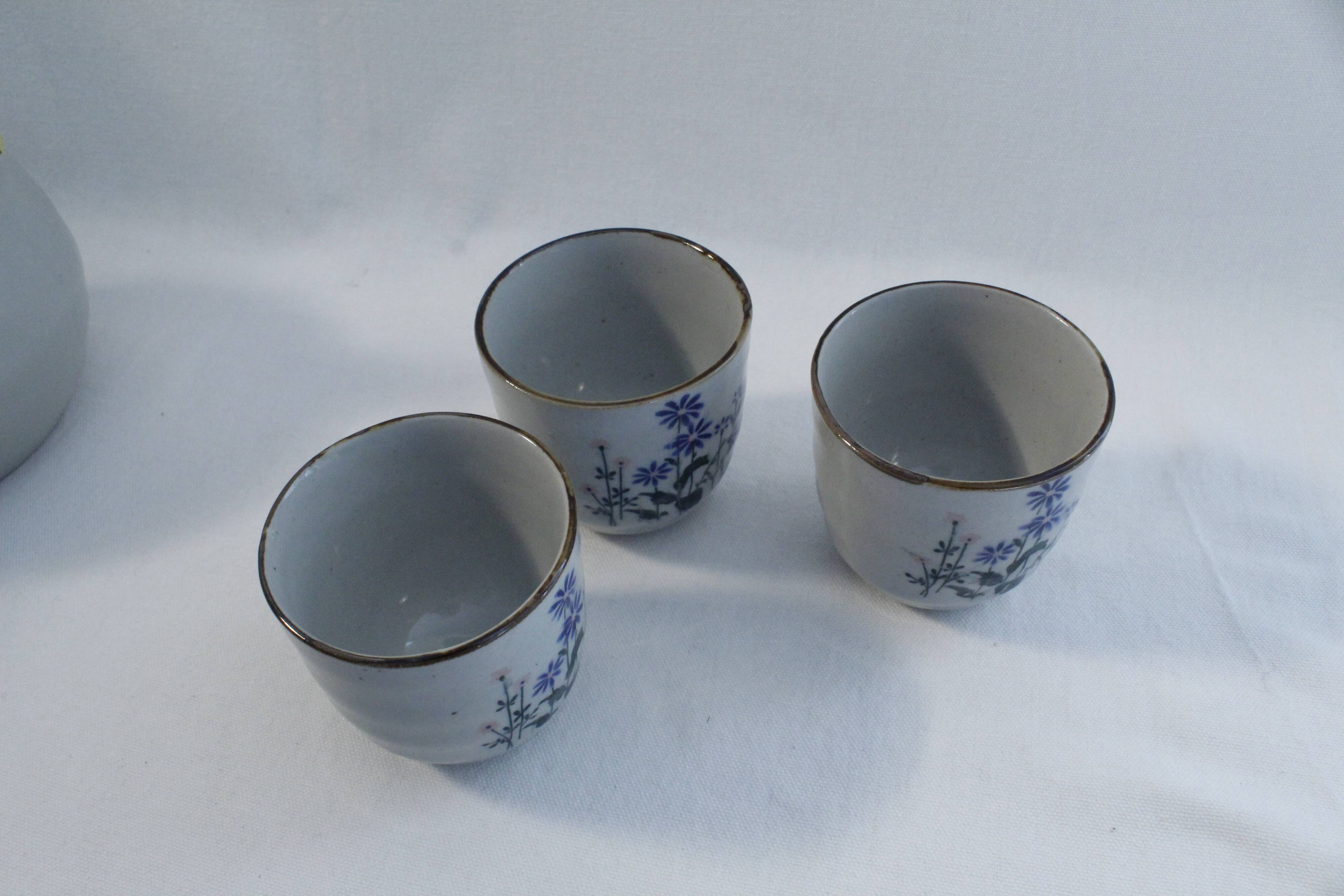 Tea set and 3 cups - floral motifs