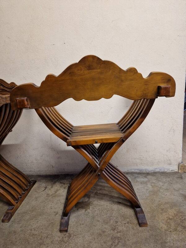 Pair of curule chairs known as Savonarole chairs - In carved wood